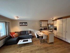 Älytelevisio, pöytätennispöytä, kirjoja, stereot