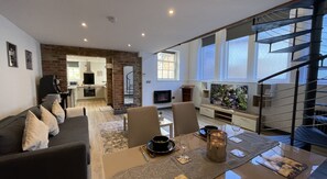 Smart TV, fireplace