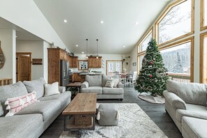 スマートテレビ、暖炉、卓球台