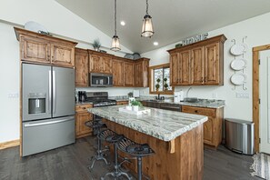 冷蔵庫、電子レンジ、オーブン、コンロ