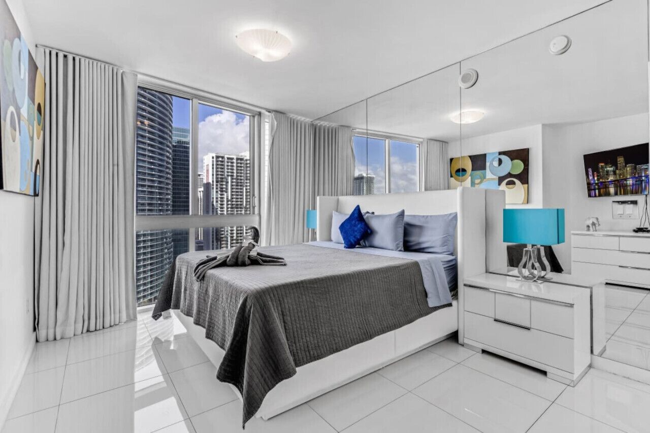 1 habitación, escritorio, tabla de planchar con plancha y cuna de viaje 