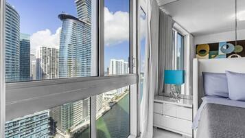 1 habitación, escritorio, tabla de planchar con plancha y cuna de viaje