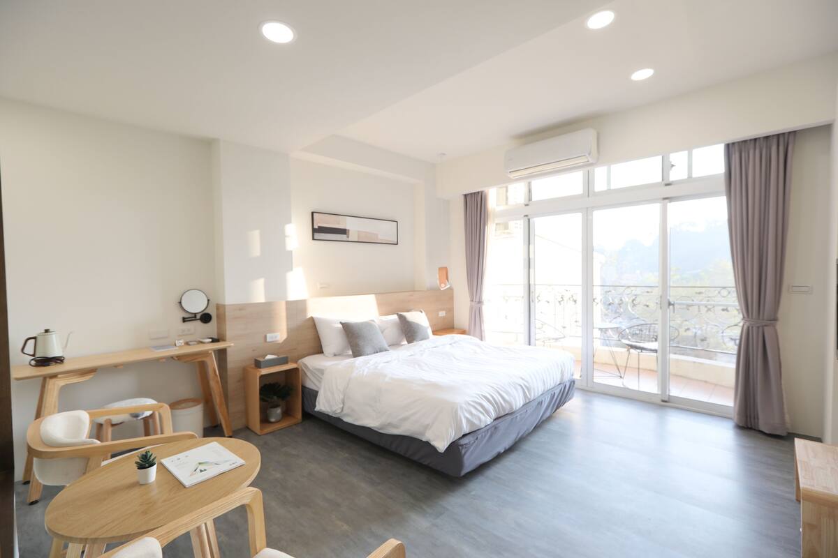 笔记本电脑工作区、免费 WiFi、床单