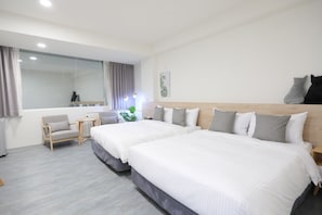 Junior Quadruple Room, 2 Double Beds | Laptop workspace, free WiFi, bed sheets - EasyInn (Yuchi)