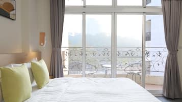 Laptop workspace, free WiFi, bed sheets