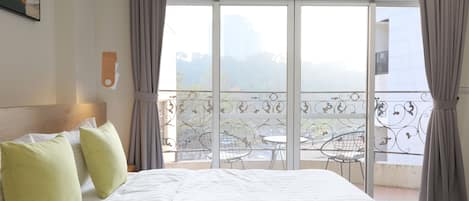 Junior Double Room, 1 Queen Bed | Laptop workspace, free WiFi, bed sheets