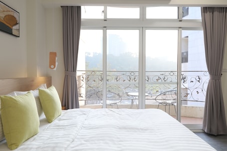 Espacio para trabajar con laptop, wifi gratis y ropa de cama