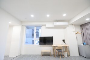 مساحة عمل للكمبيوتر المحمول وواي فاي مجانًا وملاءات أسرّة