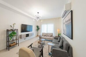 Departamento, 2 habitaciones | Área de sala de estar | Televisión LCD de 50 pulgadas con canales digitales y televisión 