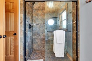 Baignoire, séchoir à cheveux, serviettes fournies