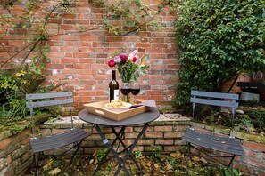 Outdoor dining - 21 Double Street Framlingham Air Manage Suffolk (Woodbridge)