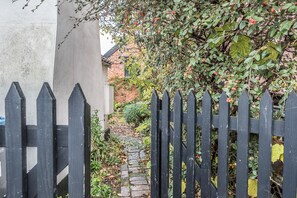 Property grounds - 21 Double Street Framlingham Air Manage Suffolk (Woodbridge)