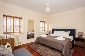 2 habitaciones, tabla de planchar con plancha y ropa de cama 