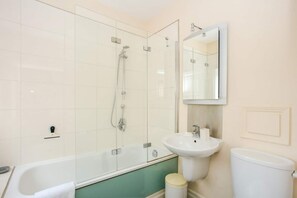 Basic Apartment, Multiple Beds | Bathroom