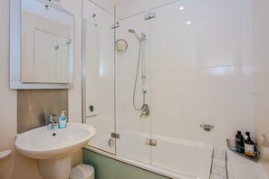 Toallas, jabón, shampoo, papel higiénico
