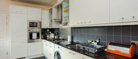 Basic Apartment, Multiple Beds | Private kitchen | Fridge, microwave, oven, stovetop