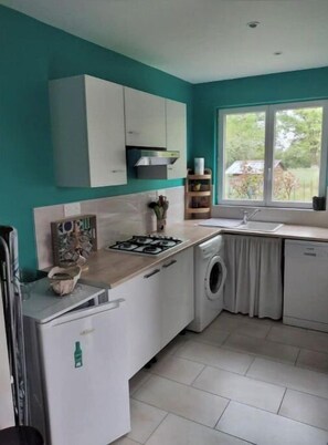 Jääkaappi, mikroaaltouuni, uuni, liesi