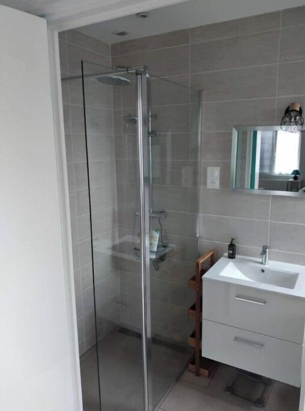 Douche, serviettes fournies, papier toilette