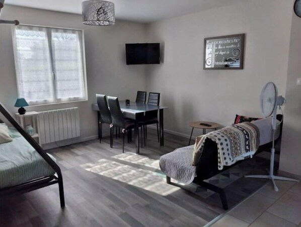 1 chambre, lit parapluie, Wi-Fi gratuit, draps fournis