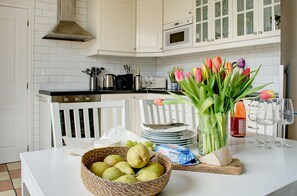 Een koelkast, een microgolfoven, een oven, een kookplaat