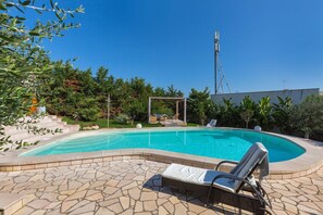 Una piscina al aire libre de temporada