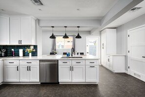 冰箱、微波炉、烤箱、炉灶