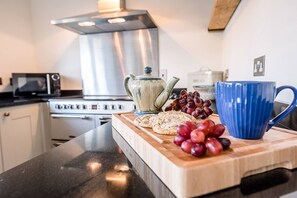 Microwave, oven, stovetop, dishwasher - Solebay House (Woodbridge)