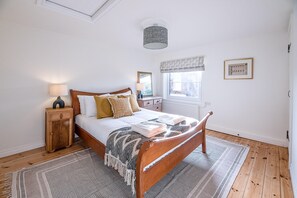 4 bedrooms, laptop workspace, iron/ironing board, bed sheets - Solebay House (Woodbridge)