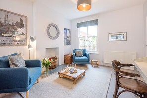 TV, fireplace - 21 Park Lane (Aldeburgh)