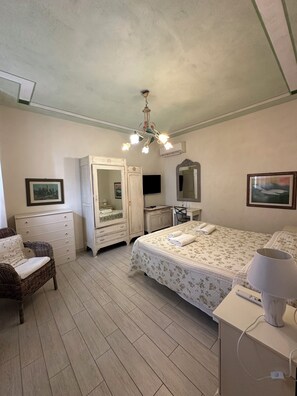 4 bedrooms, in-room safe, desk, iron/ironing board - ROMANTIC VILLA ⭐ POOL ⭐ SEA VIEW, WALL BOX (Forte dei Marmi)