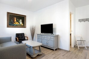 TV - Apartment "Casa de 10 Dúplex" with Shared Pool & Wi-Fi (Vejer de la Frontera)