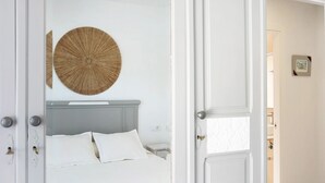 Ein Schlafzimmer mit einem Bett, einem Nachttisch und einer wandmontierten, runden Dekoration.