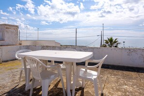 Outdoor dining - Holiday Apartment 'Casa Liù' close to the Beach with Sea View & Terrace (Specchiarica)
