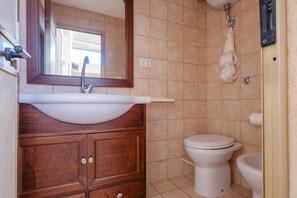 Shower, hair dryer, towels - Holiday Apartment 'Casa Liù' close to the Beach with Sea View & Terrace (Specchiarica)