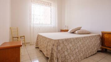 3 habitaciones, tabla de planchar con plancha y ropa de cama