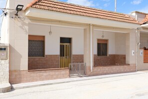 Exterior - Holiday Apartment 'Casa Liù' close to the Beach with Sea View & Terrace (Specchiarica)