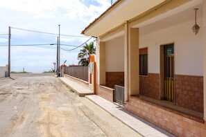 Property grounds - Holiday Apartment 'Casa Liù' close to the Beach with Sea View & Terrace (Specchiarica)