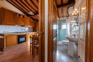 Douche, sèche-cheveux, savon, shampoing