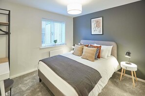 3 bedrooms, iron/ironing board, free WiFi, bed sheets - Curlew House, with parking and Abbey views! (North Yorkshire)