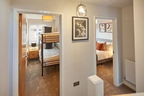 3 makuuhuonetta, silitysrauta/-lauta, ilmainen Wi-Fi, vuodevaatteet