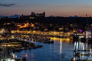Marina - Curlew House, with parking and Abbey views! (North Yorkshire)