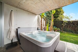 Outdoor spa tub - Apartment 'Villa Alvarium 2' with Mountain View, Private Terrace and Wi-Fi (Scena)