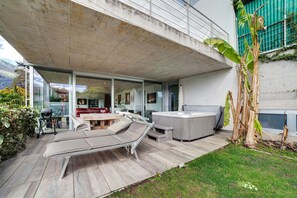 Outdoor dining - Apartment 'Villa Alvarium 2' with Mountain View, Private Terrace and Wi-Fi (Scena)