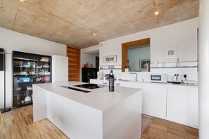 Een koelkast, een microgolfoven, een kookplaat, een vaatwasser