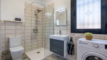 Regadera, secadora de cabello, toallas