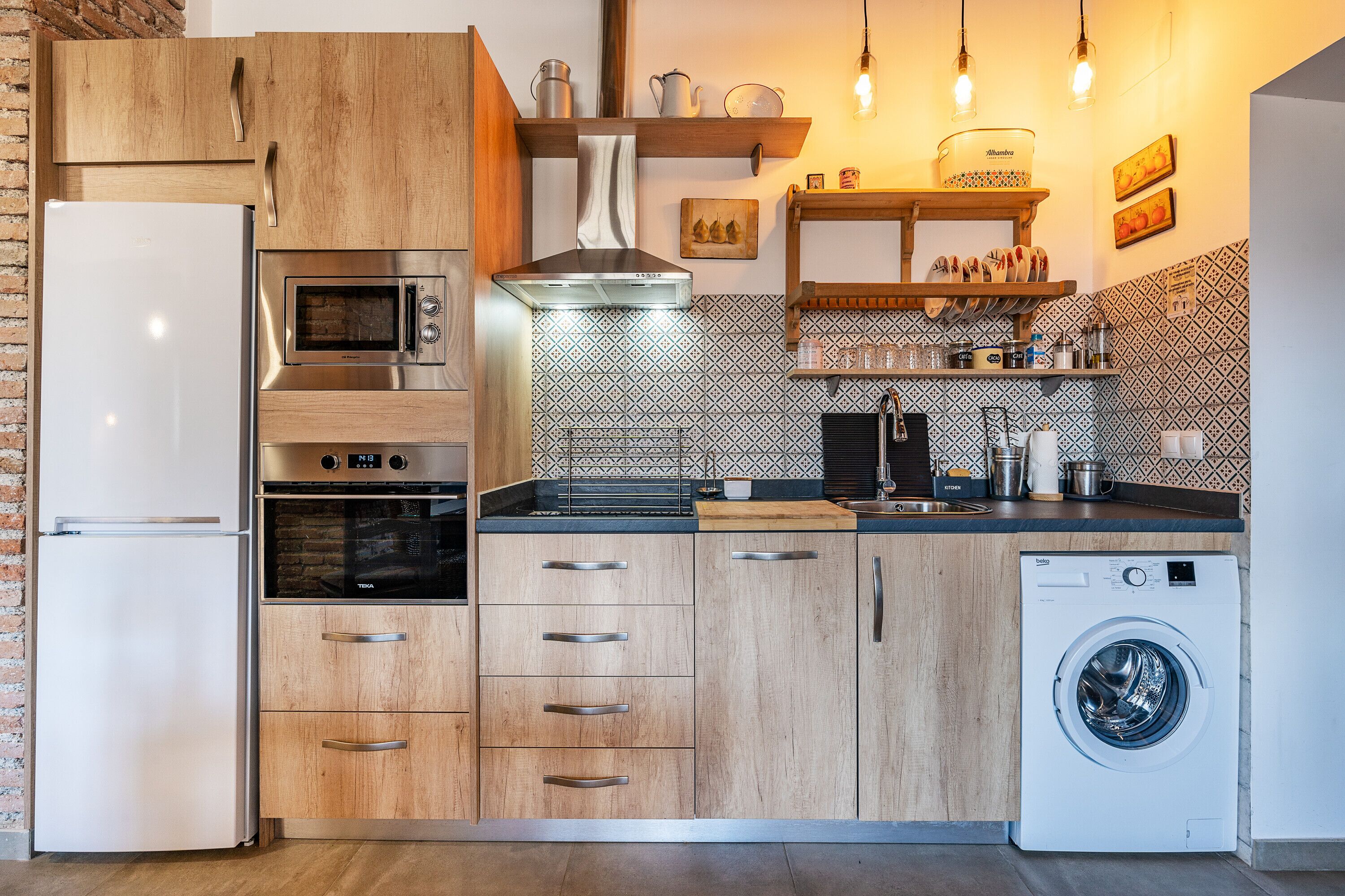 Een koelkast, een magnetron, een oven, een kookplaat