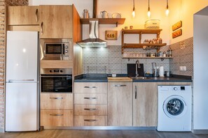 Køleskab, mikrobølgeovn, ovn, kogeplade