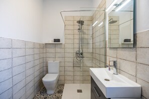 Shower, hair dryer, towels - Country House 'La Criba - Casa Rural Eralta' with Mountain View, Wi-Fi and Air Conditioning (Dúrcal)