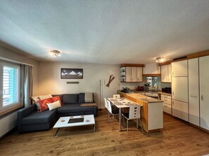 TV connectée, table de tennis de table, livres, chaîne hi-fi