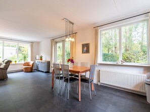 Dining - Free Holiday Home With big Garden (Schoonloo)